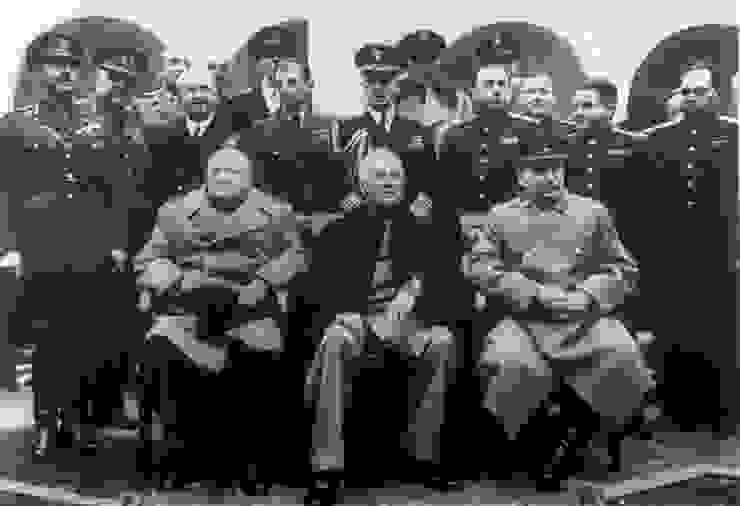 雅尔塔会议经典三巨头合影（左到右）丘吉尔、罗斯福和斯大林
