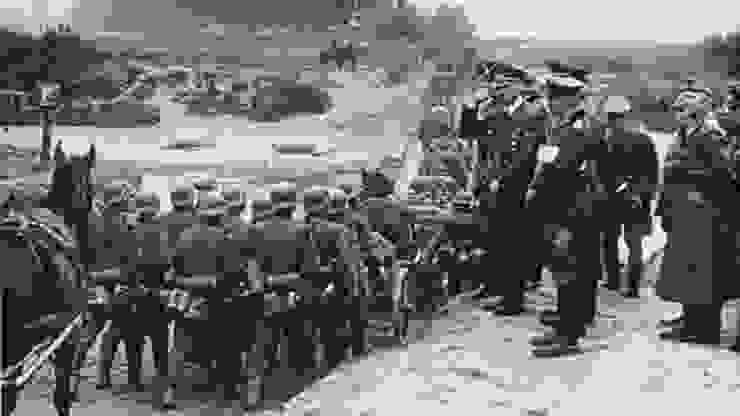 1939年09月，希特勒正在校閱德國士兵前往波蘭