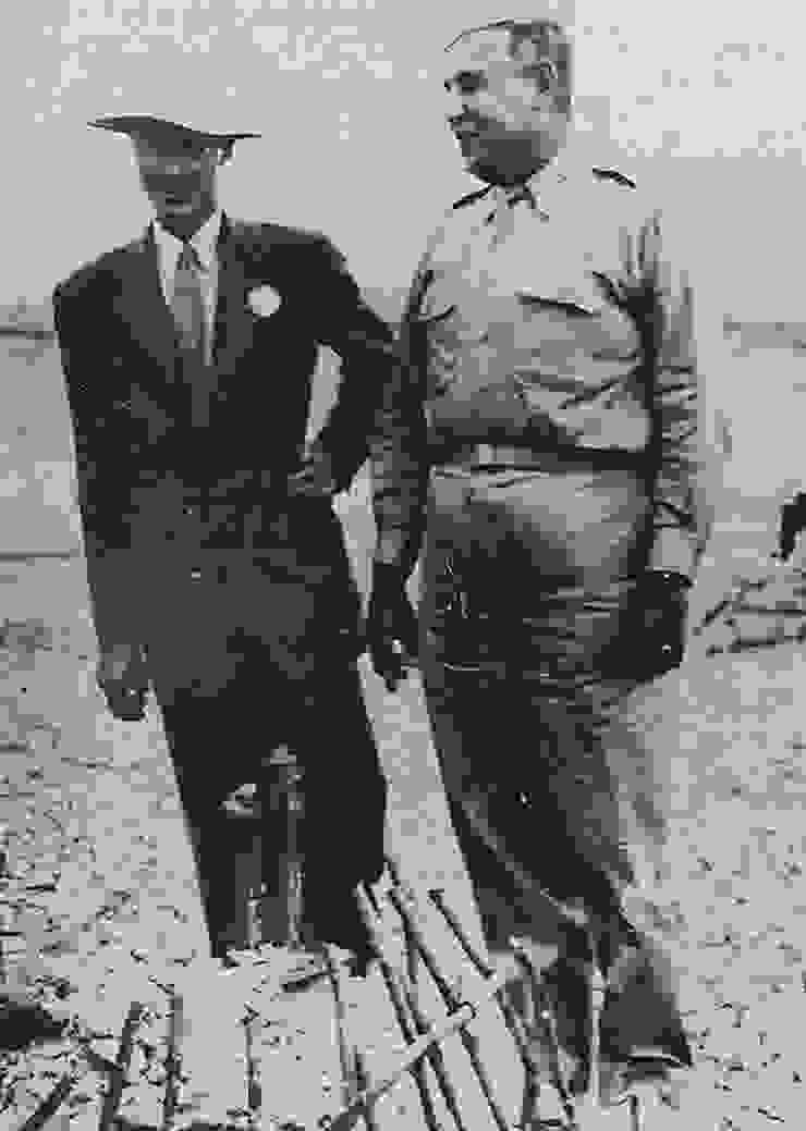 真實的奧本海默（左）與萊斯利格羅夫斯將軍（右），照片為兩人在三位一體核試驗後視察原爆點