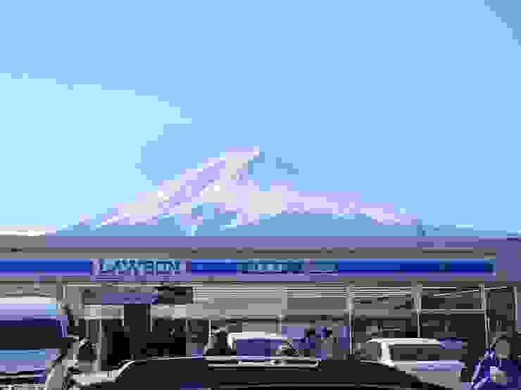 LAWSON河口湖站前店，富士山好像變成它的屋頂非常有趣。