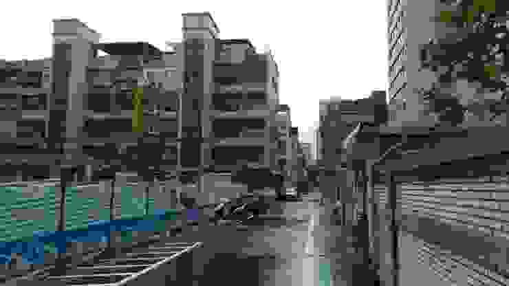 圖示：西元2022年的台灣台北中山區合江街某條巷子，建商在公寓住宅旁拆除老房屋，準備進行都市更新，在西元2023年發生建地旁的道路地層下陷事件，還好沒影響附近的房屋。圖片來源為張居隱：https://www.shutterstock.com/zh-Hant/image-photo/2360737279
