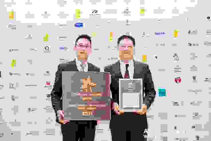 力行集團主席蕭頌銘(右)及市場推廣總監兼主席高級助理黃梓漢代表新中央酒店接受獎項 