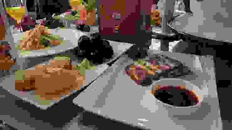 婚宴餐點，左上角黑色是大顆棗子，開席前桌上先放滿數道冷盤@XIANYI拍攝