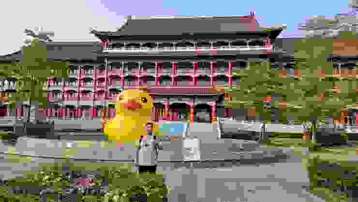 我身後就是高雄圓山大飯店!開心黃色小鴨的布置居然還在!