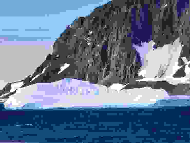 Jenny island一旁的冰山有著特別的直線紋理。