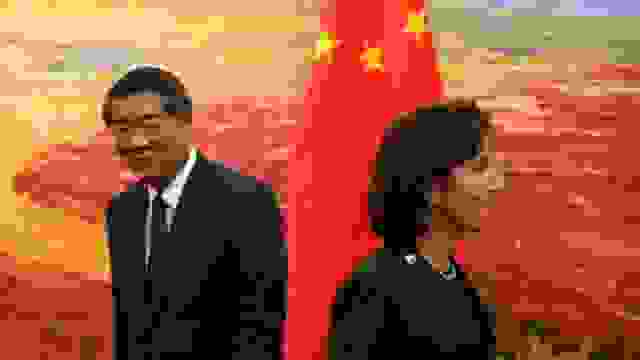 美商務部長雷蒙多與中國代表何立峰(圖源：BBC中文)