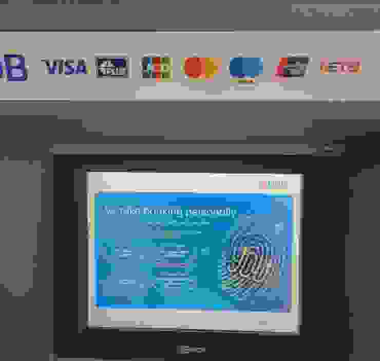 UOB ATM就有VISA,PLUS,CIRRUS符號