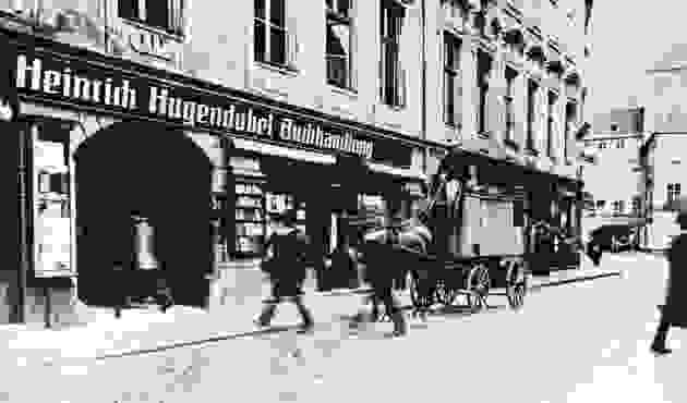 1893年，第一間Hugendubel書店在慕尼黑Salvatorplatz開幕
