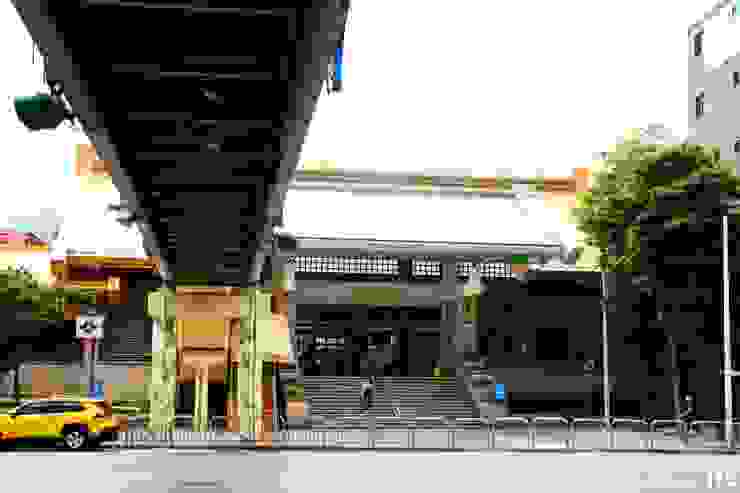 竹圍車站的位置和捷運站幾乎相同