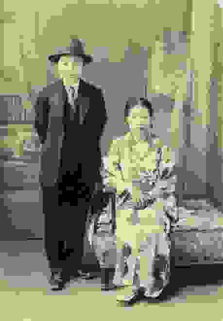 該照片拍攝於1941年。於左側站立穿著男裝的女性名為林陳進治，在她哥哥的寫真館中留下了這張有趣的反串照片（圖片來源：文化部國家記憶庫）