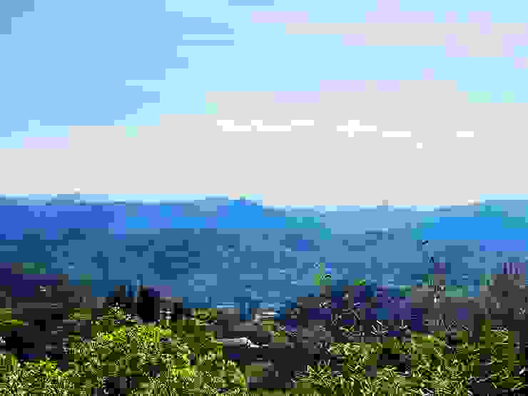 古道上可眺望加里山（遠方左邊最尖的山頭)。