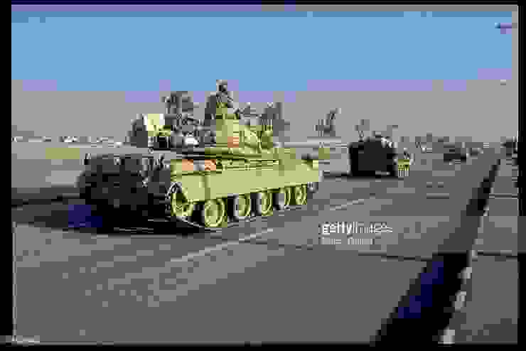 卡達的AMX-30於海夫吉戰役後的影像。卡達在1977年引進24輛AMX-30B和1輛AMX-30D並組成全國唯一的戰車營，共2個戰車連；後於1987年增購30輛改良型的AMX-30B2，這一型號開始增加了雷射測距儀和低亮度電視(LLTV)，並引進了尾翼穩定脫殼穿甲彈，然而沒有資料顯示這些戰車投入或在波斯灣戰爭前交付。
