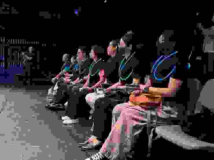 觀眾穿著「共感背心」穿戴裝置。圖片來源：桃園市政府藝文設施管理中心官網。