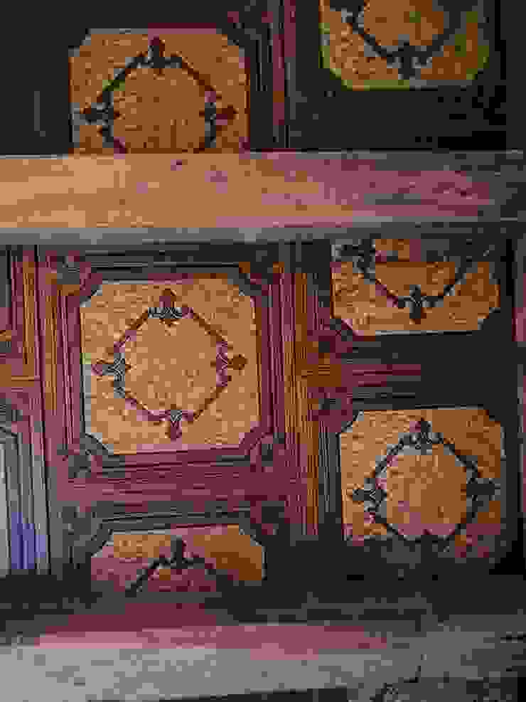 屋裡的每塊木板都是使用過的，像這有著漂亮花紋的天花板，前身的故事想來動人，轉身後落腳HamaVilla 也將持續美麗。