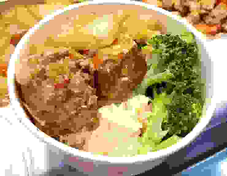 「紅燒獅子頭」是北榮桃園分院附設護理之家最受歡迎的快樂餐之一。圖：北榮桃園分院提供
