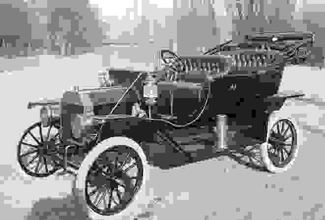 Ford Model T 讓汽車普及化