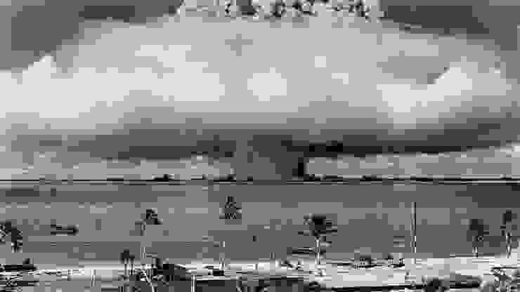 「十字路口行動」中的Baker核試爆，照片攝於比基尼海灘
