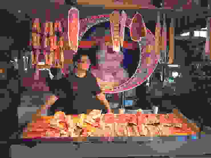 ▲社子市場擺攤一個月的期間，藝術家唐唐發變身客串菜攤、魚攤和肉攤老闆。
