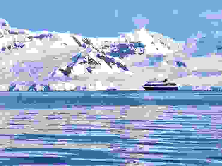 探險船停泊於峽灣。南極。