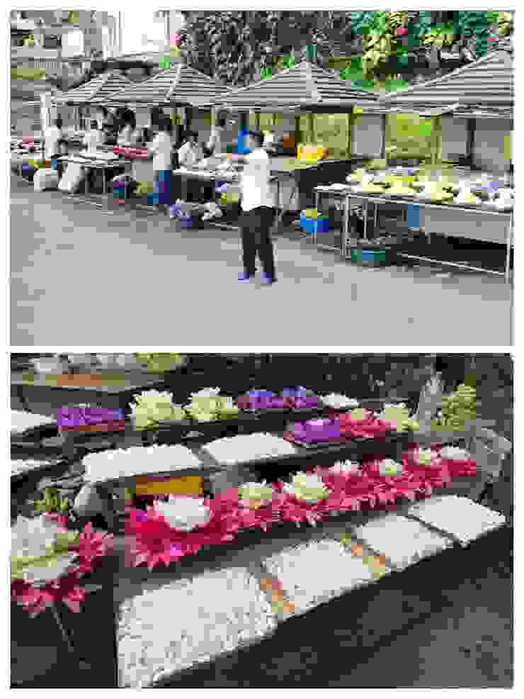 佛牙寺周圍販售獻佛花卉的小販