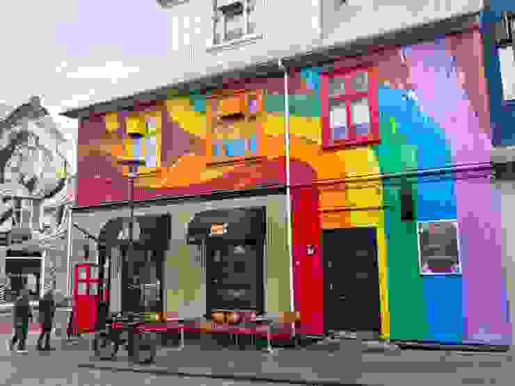 Kiki Queen Bar外牆的彩虹彩繪。