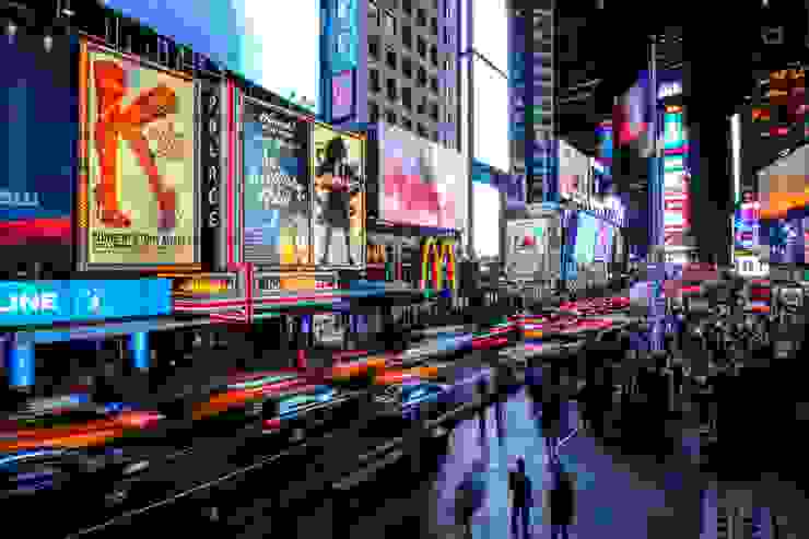 紐約時代廣場（Time Square）高樓林立，放眼望去的建物無處不是被廣告攻占，完全不輸賽博龐克的街景。Photo by Florian Wehde on Unsplash