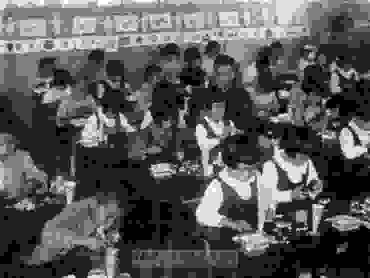 臺北州士林公學校一年級的學生正在學習用紙做勞作。1935年出版。（圖源：台灣舊照片資料庫）