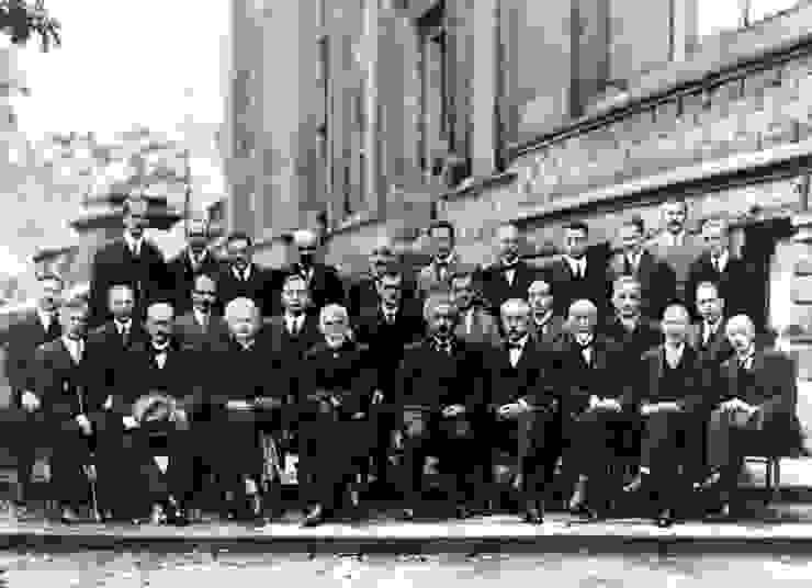 https://upload.wikimedia.org/wikipedia/commons/6/6e/Solvay_conference_1927.jpg