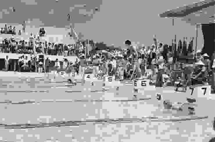1960年代高雄市立游泳池運動賽事進行之景象（©高雄市立歷史博物館）