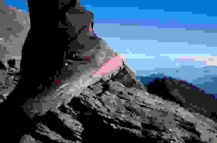 玉山主峰的DUCAN，低調的LOGO做在腳跟處，還是要跟玉山北峰氣象站合照一下～
