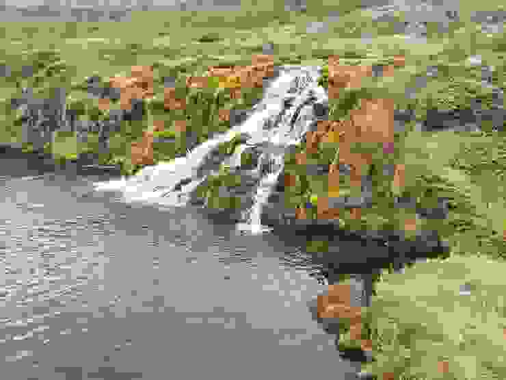 第三個瀑布是Hrísvaðsfoss，周遭有不同顏色的苔蘚及岩石。