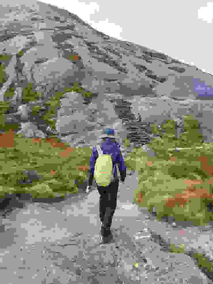 要翻過這座光溜溜的石頭山，有看到遠處山邊小點點的登山客嗎？
