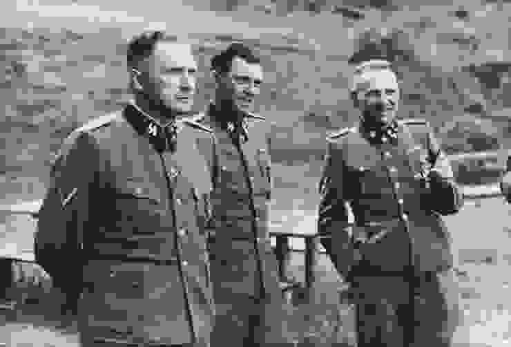 由左至右分別是奧斯威辛集中營第三任指揮官理察．貝爾及奧許維茲集中營醫生約瑟夫．門格勒與魯道夫．霍斯。來源：維基百科