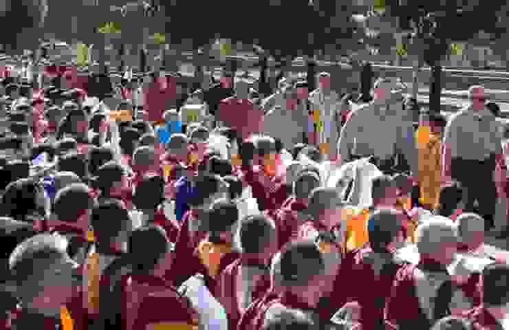 几千人手执哈达跪地迎接，高呼“南无第三世多杰羌佛”，H.H.第三世多杰羌佛在武装员警和便衣反恐队多重的护卫下， 走在红地毯上。