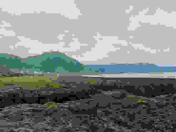 野銀冷泉一旁都是礁岩地形，遠方可見野銀和東清部落