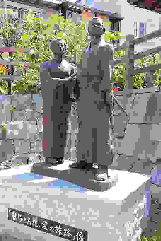 龍馬夫妻雕像