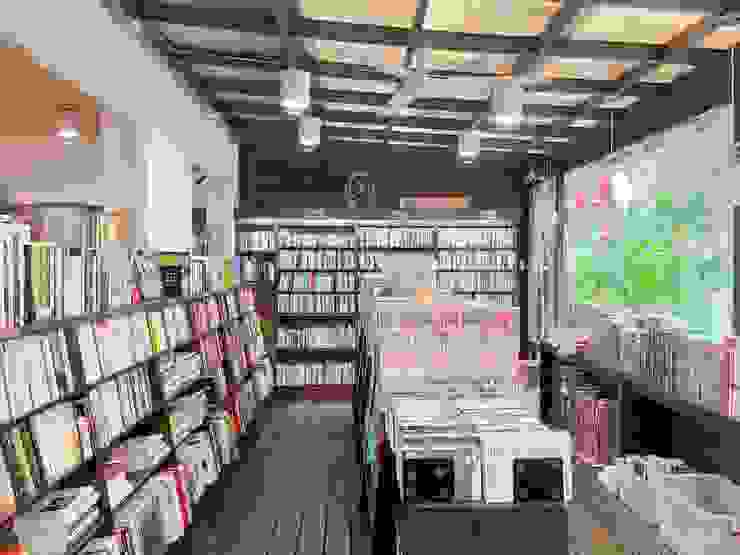 雅博客二手書店內部裝潢以深色木質調為主，是讓人放鬆的環境。