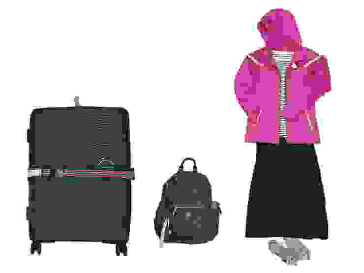 左邊是託運行李。行李箱綁上束帶，手把上綁著鮮豔的布條；早年家族旅行時，會在行李箱綁上相同的布條，一直沿用至今。中間為隨身背包，背包上的粉紅色吊飾是為旅行易於辨識，特地掛上的。右側是在飛機上的穿著。