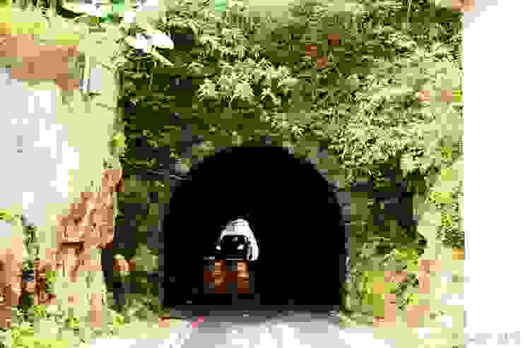 輕便路上的隧道狹小只能容許一輛車通行
