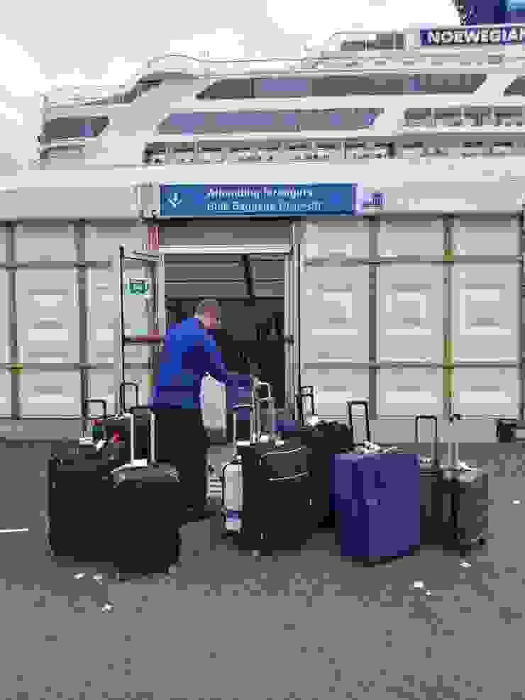 Baggage Drop off處已堆放很多行李箱。行李箱丟著，人就可以離開，不像飛機場托運行李那般嚴謹。