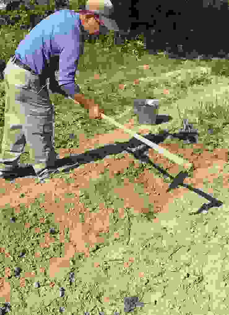 從溝底挖土作畦的方法是站在另一側，橫向覆土逐步移動