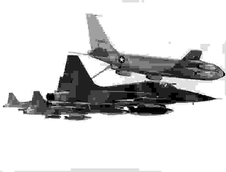 越戰時接受空中加油機加油的F-5C編隊。(Photo by USAF)
