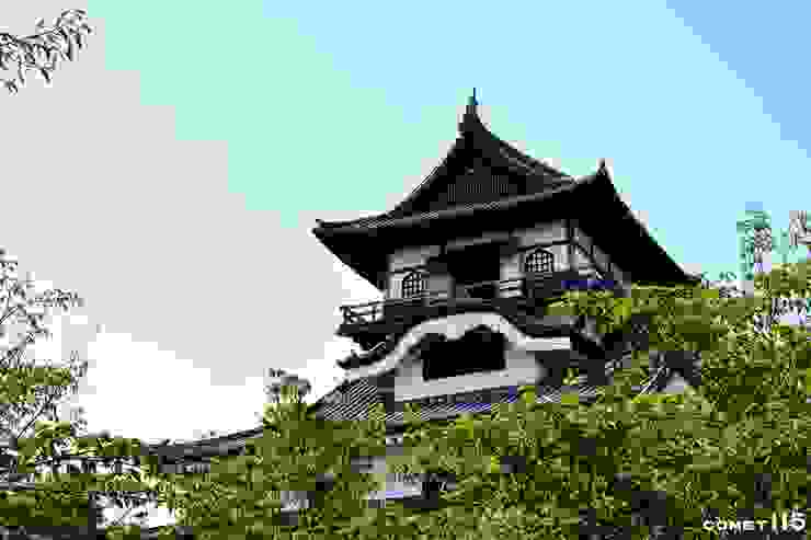 成瀨氏時期增建的部分就蓋在二樓的歇山頂上，三樓的屋簷則採用唐破風的設計