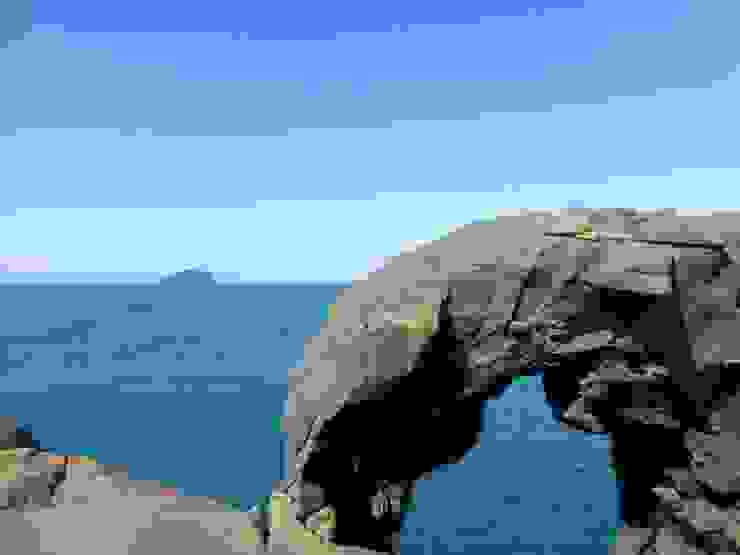 圖示：基隆嶼及斷裂前的台灣新北瑞芳深澳漁港象鼻岩。圖片來源為張居隱：https://tw.pixtastock.com/photo/109840761