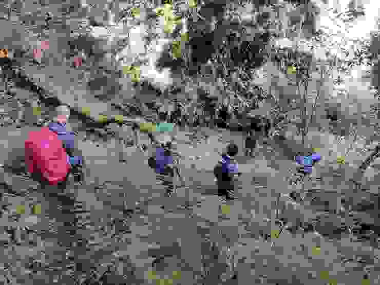 往馬海濮富士山路上的溪溝相當陡峭，順便讓新生練習架設輔助繩的技巧。
