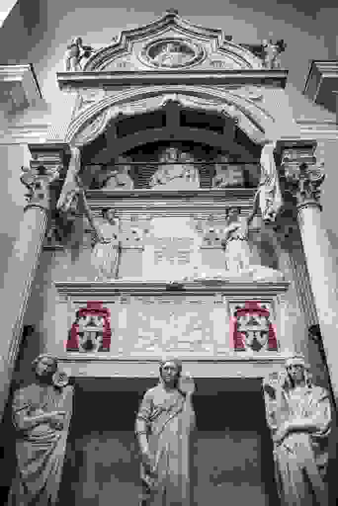 圖十：Rinaldo Brancacci 在生前委託 Donatello 與 Michelozzo 為他設計的陵寢