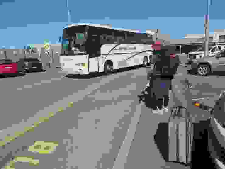 終於等到了遲到半小時的公車，旁邊的金髮美女是因船班取消轉搭飛機至南島，然後搭公車去租車的苦主。