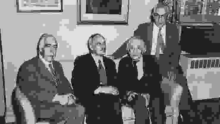 四位諾貝爾獎得主合影：（由左至右）波耳、詹姆斯法蘭克、愛因斯坦、伊西多拉比（1954年所攝）
