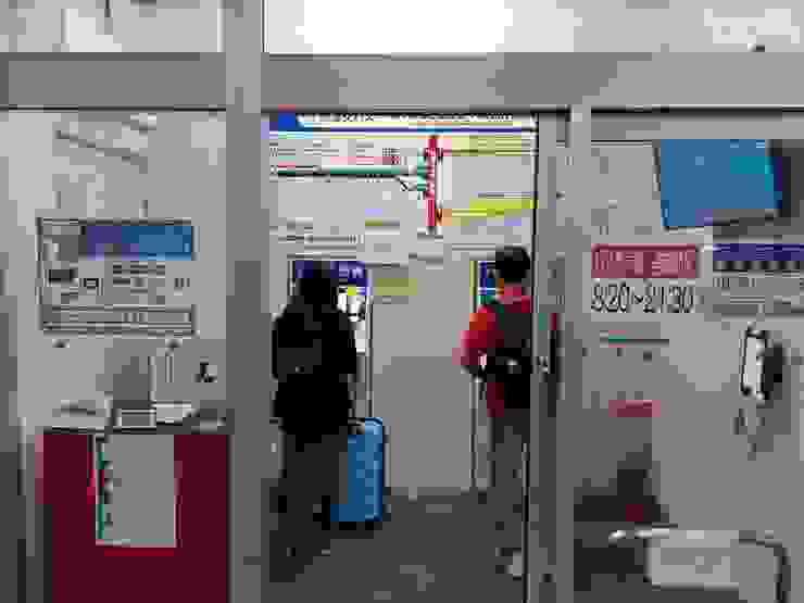 機場巴士售票亭(左邊刷卡、右邊只能付現)