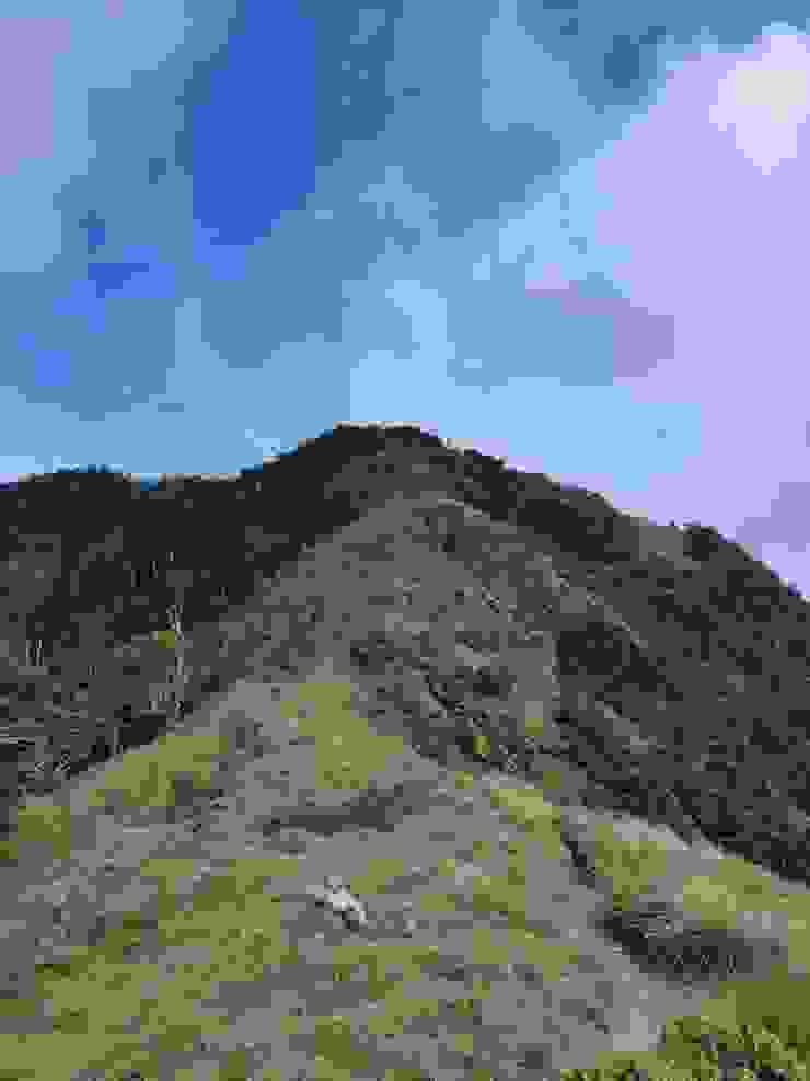 海諾南山前最後的陡坡，此時還是藍天白雲的大景，完全看不出馬上就要風雲變色。